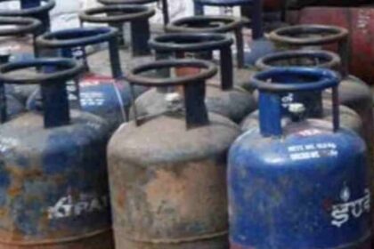 Hathras - Hathras News: व्यवसायिक सिलिंडरों की आपूर्ति ठप, कारोबारी चिंतित, पुराने स्टॉक के सहारे चलाया जा रहा काम