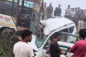 कोहरे - कोहरे का कहर: शाहजहांपुर में हाईवे पर रोडवेज बस और कार की भीषण भिड़ंत, लखीमपुर के तीन युवकों की मौत