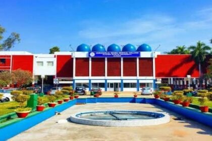 AMU: - AMU: लेबर रूम में महिला की डिलीवरी का वीडियो वायरल होने से मचा हड़कंप, जेएन मेडिकल प्रशासन ने बैठाई जांच