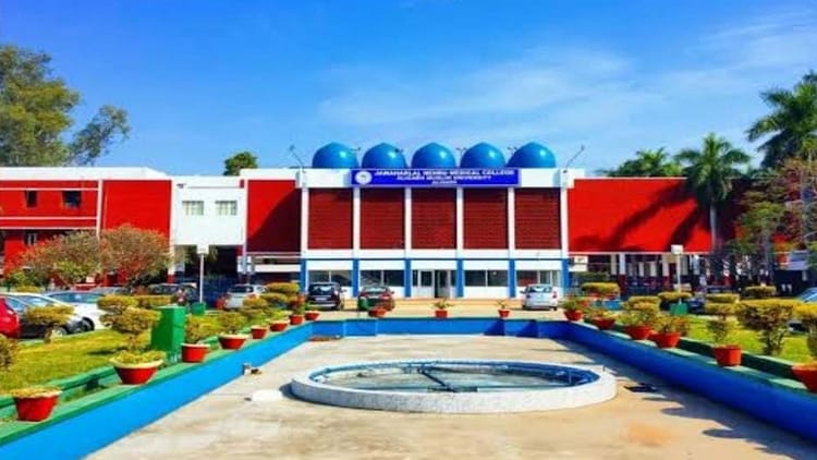 AMU: - AMU: लेबर रूम में महिला की डिलीवरी का वीडियो वायरल होने से मचा हड़कंप, जेएन मेडिकल प्रशासन ने बैठाई जांच