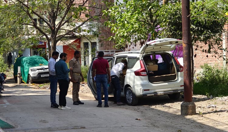 UP: बांदा - UP: बांदा में ED और IT का एक्शन, पूर्व एमएलसी व भाजपा नेता समेत पांच कारोबारियों के ठिकानों पर छापेमारी