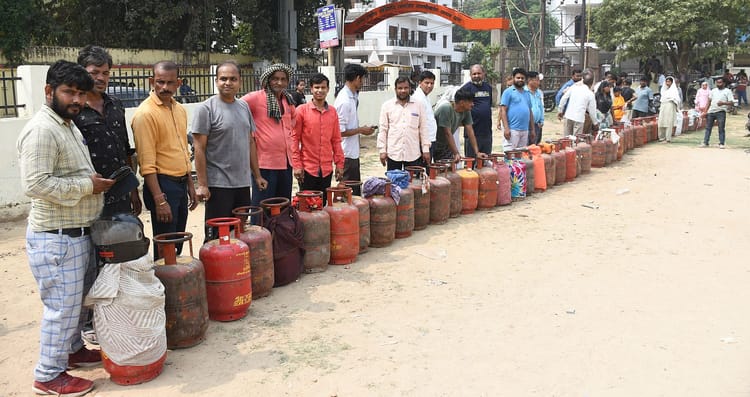 यूपी: - यूपी: अखिलेश बोले- भाजपा के अच्छे दिनों का सिलिंडर खाली, गैस संकट से निपटने में विफल रही सरकार