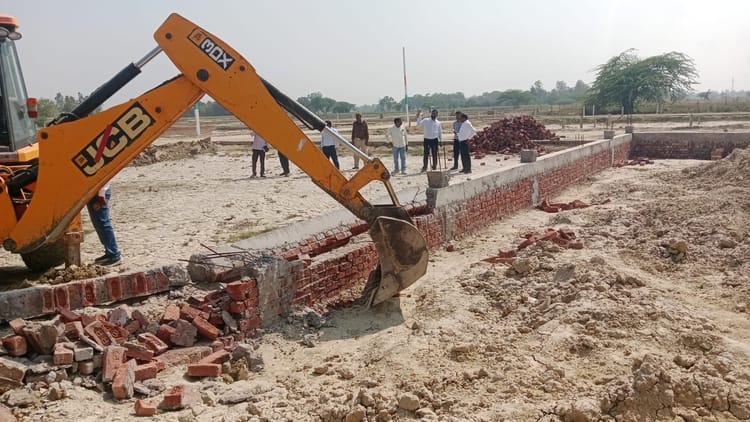 UP: मथुरा - UP: मथुरा में अवैध कॉलोनी और अतिक्रमण पर चला बुलडोजर, एमवीडीए की बड़ी कार्रवाई; सोच-समझकर खरीदें जमीन