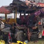 Lakhimpur - Lakhimpur Kheri: सड़क पर खड़े ट्रक से टकराई निजी बस, 27 श्रद्धालु घायल; सीतापुर से मनौना धाम जा रहे थे सभी