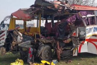 Lakhimpur - Lakhimpur Kheri: सड़क पर खड़े ट्रक से टकराई निजी बस, 27 श्रद्धालु घायल; सीतापुर से मनौना धाम जा रहे थे सभी