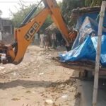 खबर का - खबर का असर: बरेली में बुलडोजर ने रौंदा दलालों का दबदबा, परिवहन कार्यालय के बाहर 100 अस्थायी दुकानें जमींदोज
