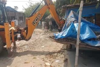 खबर का - खबर का असर: बरेली में बुलडोजर ने रौंदा दलालों का दबदबा, परिवहन कार्यालय के बाहर 100 अस्थायी दुकानें जमींदोज