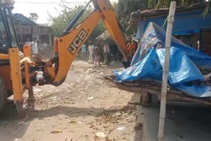 खबर का - खबर का असर: बरेली में बुलडोजर ने रौंदा दलालों का दबदबा, परिवहन कार्यालय के बाहर 100 अस्थायी दुकानें जमींदोज