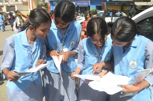 यूपी - यूपी बोर्ड : 2.87 लाख ने छोड़ी परीक्षा, 12 जिलों के 16 केंद्रों पर मिली नकल की शिकायत; अब 18 से मूल्यांकन