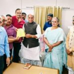 Lucknow: - Lucknow: राजनाथ सिंह से मिला सिंधी समाज, भगवान झूलेलाल जी की जयंती पर सार्वजनिक छुट्टी घोषित करने की रखी मांग