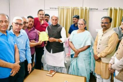 Lucknow: - Lucknow: राजनाथ सिंह से मिला सिंधी समाज, भगवान झूलेलाल जी की जयंती पर सार्वजनिक छुट्टी घोषित करने की रखी मांग