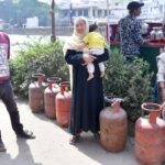 LPG Crisis: - LPG Crisis: बरेली में रसोई गैस की किल्लत के बीच डीलरों ने किया 'खेल', घर के बजाय कहीं और पहुंच रहे सिलिंडर