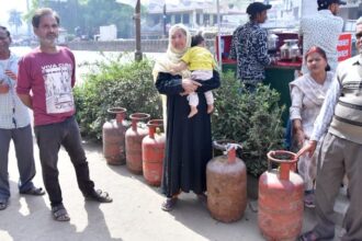 LPG Crisis: - LPG Crisis: बरेली में रसोई गैस की किल्लत के बीच डीलरों ने किया 'खेल', घर के बजाय कहीं और पहुंच रहे सिलिंडर