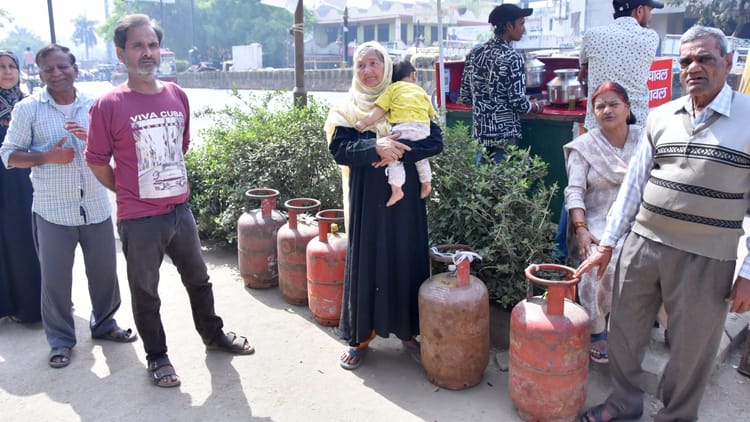 LPG Crisis: - LPG Crisis: बरेली में रसोई गैस की किल्लत के बीच डीलरों ने किया 'खेल', घर के बजाय कहीं और पहुंच रहे सिलिंडर