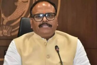 UP: बस्ती - UP: बस्ती में सीएचसी में घूसखोरी का मामला, डिप्टी सीएम ब्रजेश पाठक ने गिराई गाज; बाबू को निलंबित कर बैठाई जांच