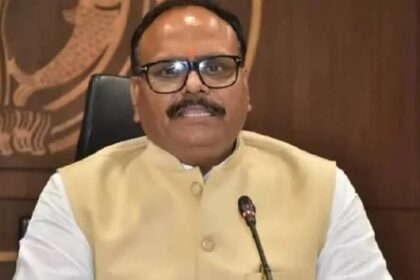 UP: बस्ती - UP: बस्ती में सीएचसी में घूसखोरी का मामला, डिप्टी सीएम ब्रजेश पाठक ने गिराई गाज; बाबू को निलंबित कर बैठाई जांच