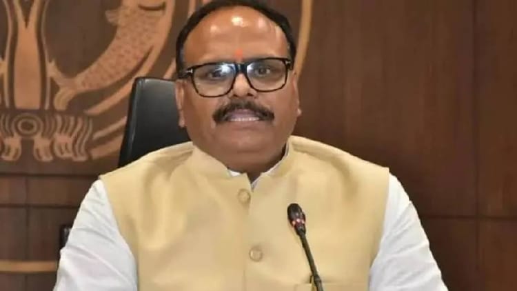 UP: बस्ती - UP: बस्ती में सीएचसी में घूसखोरी का मामला, डिप्टी सीएम ब्रजेश पाठक ने गिराई गाज; बाबू को निलंबित कर बैठाई जांच