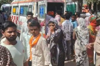 Sitapur - Sitapur News: तेज रफ्तार पिकअप की चपेट में आए बाइक सवार, चाचा-भतीजे की मौत; मामा गंभीर घायल