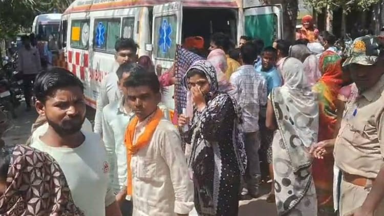 Sitapur - Sitapur News: तेज रफ्तार पिकअप की चपेट में आए बाइक सवार, चाचा-भतीजे की मौत; मामा गंभीर घायल