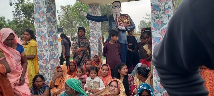 Lakhimpur - Lakhimpur Kheri News: आंबेडकर प्रतिमा खंडित होने के बाद ग्रामीणों का हंगामा