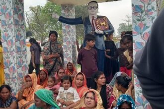 Lakhimpur - Lakhimpur Kheri News: आंबेडकर प्रतिमा खंडित होने के बाद ग्रामीणों का हंगामा