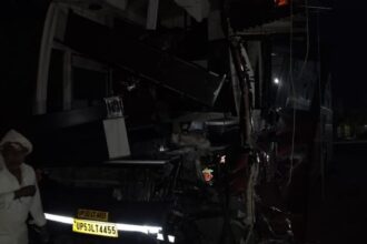 शाहजहांपुर - शाहजहांपुर में सड़क हादसा: हाईवे पर ट्रक से टकराई निजी बस, 12 श्रद्धालु; हरिद्वार से अयोध्या जा रहे थे सभी