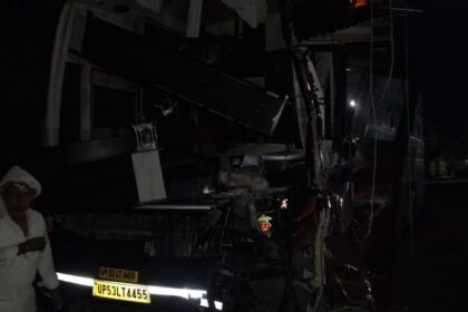 शाहजहांपुर - शाहजहांपुर में सड़क हादसा: हाईवे पर ट्रक से टकराई निजी बस, 12 श्रद्धालु; हरिद्वार से अयोध्या जा रहे थे सभी