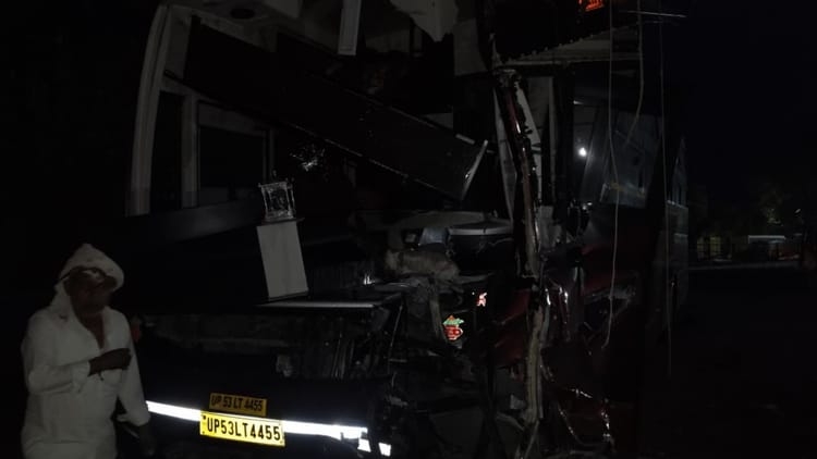 शाहजहांपुर - शाहजहांपुर में सड़क हादसा: हाईवे पर ट्रक से टकराई निजी बस, 12 श्रद्धालु; हरिद्वार से अयोध्या जा रहे थे सभी