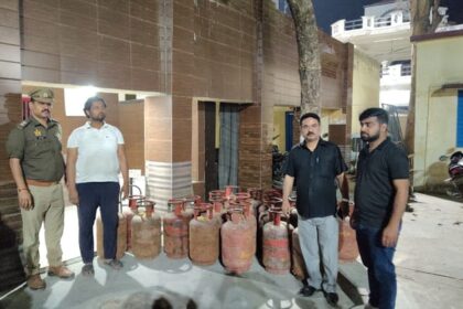गैस की - गैस की कालाबाजारी पर शिकंजा: बरेली में पूर्ति निरीक्षक ने दुकान पर मारा छापा, 22 सिलिंडर जब्त