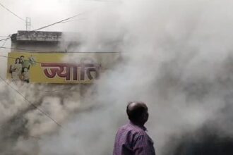 UP: बदायूं - UP: बदायूं में रेडीमेड कपड़ों की दुकान में लगी भीषण आग, 50 लाख का नुकसान; बाजार में चार घंटे तक फैली रही दहशत