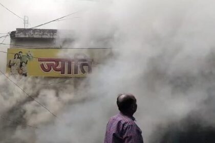 UP: बदायूं - UP: बदायूं में रेडीमेड कपड़ों की दुकान में लगी भीषण आग, 50 लाख का नुकसान; बाजार में चार घंटे तक फैली रही दहशत