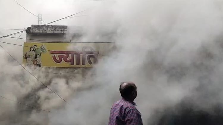 UP: बदायूं - UP: बदायूं में रेडीमेड कपड़ों की दुकान में लगी भीषण आग, 50 लाख का नुकसान; बाजार में चार घंटे तक फैली रही दहशत
