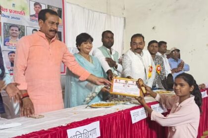 Lakhimpur - Lakhimpur Kheri News: प्रांशू व प्रशांत को साइकिल, नंदनी व अंतरा को मिला ट्रॉली बैग