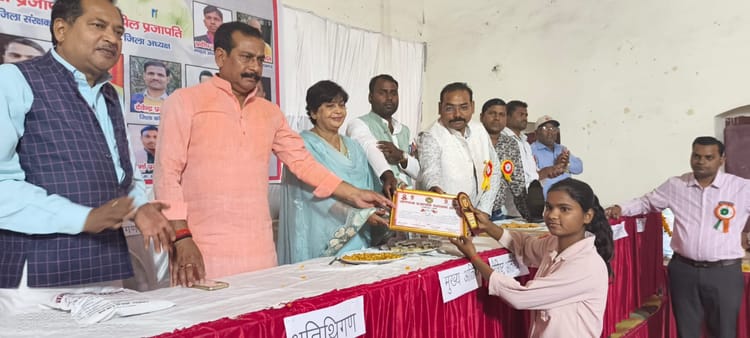 Lakhimpur - Lakhimpur Kheri News: प्रांशू व प्रशांत को साइकिल, नंदनी व अंतरा को मिला ट्रॉली बैग