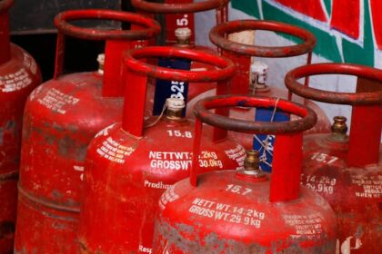 गैस संकट - गैस संकट पर राहत: एलपीजी बुकिंग घटकर 77 लाख, पेट्रोल-डीजल की आपूर्ति स्थिर; सरकार ने दोहराया- ईंधन की कमी नहीं