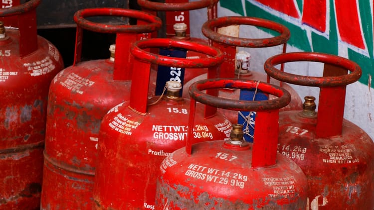 गैस संकट - गैस संकट पर राहत: एलपीजी बुकिंग घटकर 77 लाख, पेट्रोल-डीजल की आपूर्ति स्थिर; सरकार ने दोहराया- ईंधन की कमी नहीं