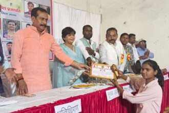 Lakhimpur - Lakhimpur Kheri News: प्रांशू व प्रशांत को साइकिल, नंदनी व अंतरा को मिला ट्रॉली बैग