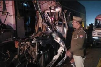 लखनऊ - लखनऊ एक्सप्रेसवे पर हादसा: झपकी लगते ही ट्रक में घुसी कार, नवविवाहित दंपती समेत 7 घायल; मां-बेटे की हालत गंभीर