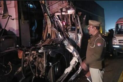 लखनऊ - लखनऊ एक्सप्रेसवे पर हादसा: झपकी लगते ही ट्रक में घुसी कार, नवविवाहित दंपती समेत 7 घायल; मां-बेटे की हालत गंभीर