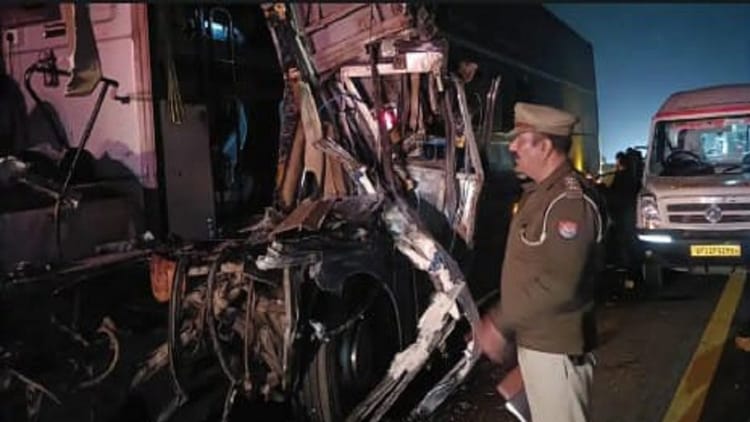 लखनऊ - लखनऊ एक्सप्रेसवे पर हादसा: झपकी लगते ही ट्रक में घुसी कार, नवविवाहित दंपती समेत 7 घायल; मां-बेटे की हालत गंभीर