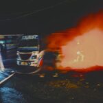 Bareilly - Bareilly News: हाईटेंशन लाइन का तार टूटकर गिरने से बस में लगी आग, अंदर सो रहा हेल्पर गंभीर रूप से झुलसा