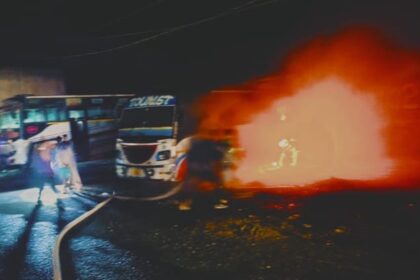 Bareilly - Bareilly News: हाईटेंशन लाइन का तार टूटकर गिरने से बस में लगी आग, अंदर सो रहा हेल्पर गंभीर रूप से झुलसा