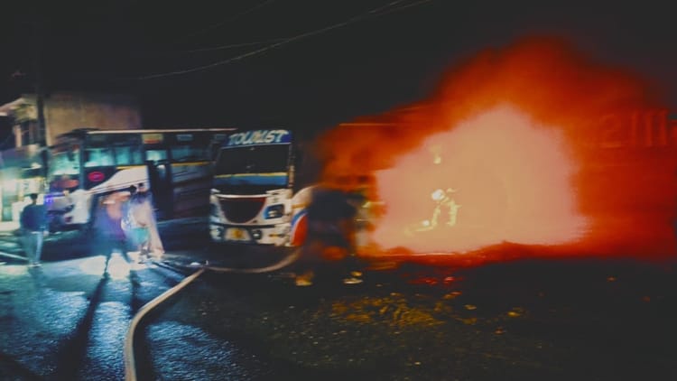 Bareilly - Bareilly News: हाईटेंशन लाइन का तार टूटकर गिरने से बस में लगी आग, अंदर सो रहा हेल्पर गंभीर रूप से झुलसा