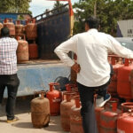 LPG Crisis: - LPG Crisis: गैस बुकिंग व्यवस्था हुई फेल, 1700 रुपये में बिक रहा घरेलू सिलिंडर; कालाबाजारी का खेल हुआ शुरू