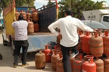 LPG Crisis: - LPG Crisis: गैस बुकिंग व्यवस्था हुई फेल, 1700 रुपये में बिक रहा घरेलू सिलिंडर; कालाबाजारी का खेल हुआ शुरू
