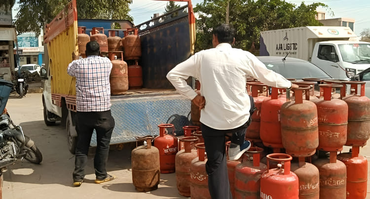 LPG Crisis: - LPG Crisis: गैस बुकिंग व्यवस्था हुई फेल, 1700 रुपये में बिक रहा घरेलू सिलिंडर; कालाबाजारी का खेल हुआ शुरू