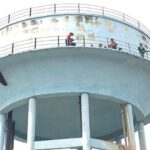 Lakhimpur - Lakhimpur Kheri: कोर्ट के आदेश पर घर गिराने पहुंची प्रशासन की टीम, किसान परिवार समेत टंकी पर चढ़ा, हंगामा