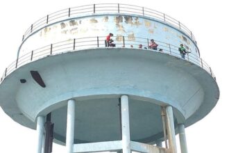 Lakhimpur - Lakhimpur Kheri: कोर्ट के आदेश पर घर गिराने पहुंची प्रशासन की टीम, किसान परिवार समेत टंकी पर चढ़ा, हंगामा