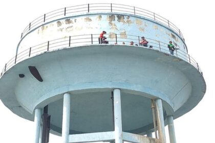 Lakhimpur - Lakhimpur Kheri: कोर्ट के आदेश पर घर गिराने पहुंची प्रशासन की टीम, किसान परिवार समेत टंकी पर चढ़ा, हंगामा