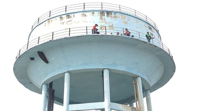 Lakhimpur - Lakhimpur Kheri: कोर्ट के आदेश पर घर गिराने पहुंची प्रशासन की टीम, किसान परिवार समेत टंकी पर चढ़ा, हंगामा